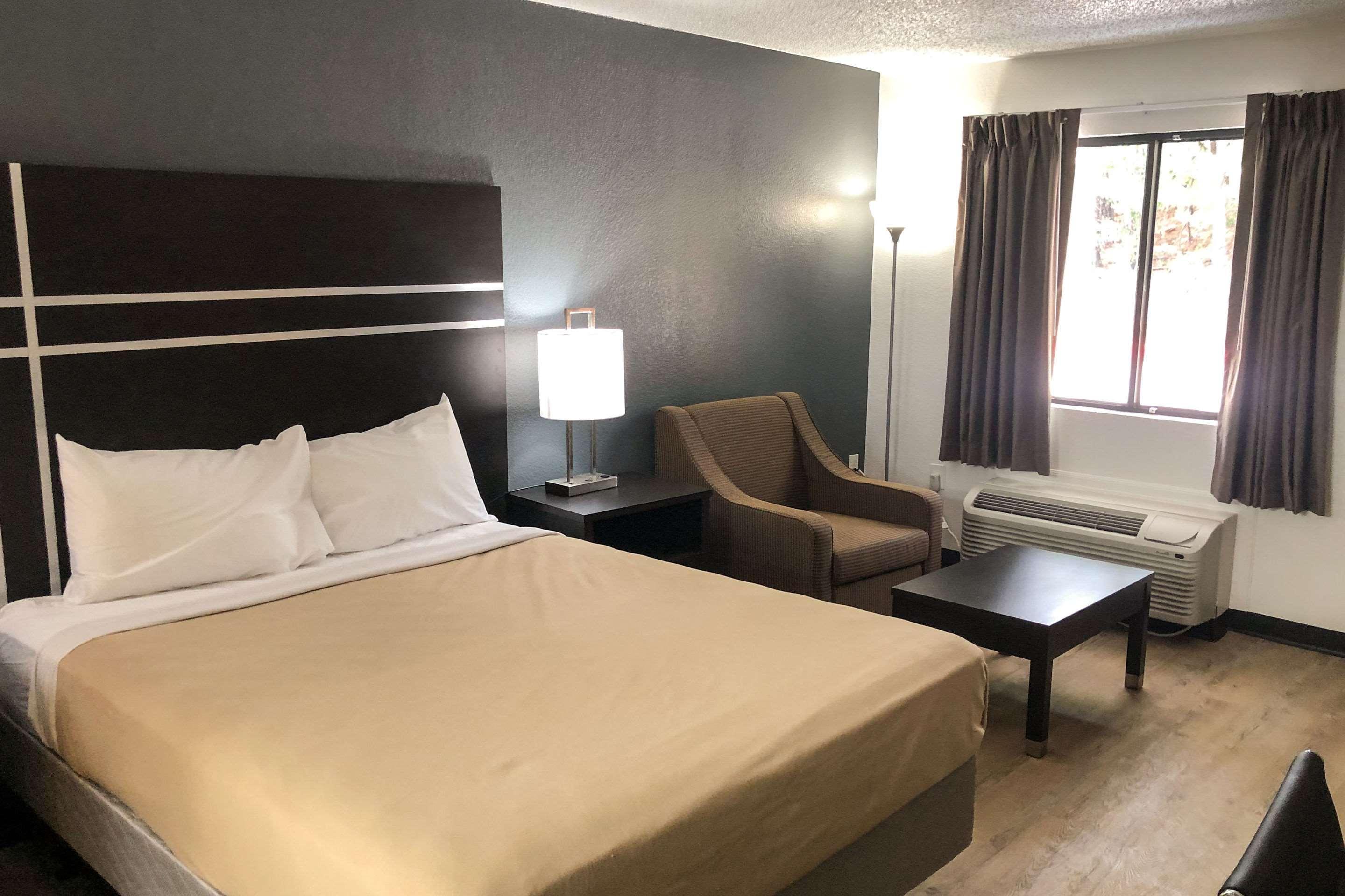 Econo Lodge Lithonia Bagian luar foto